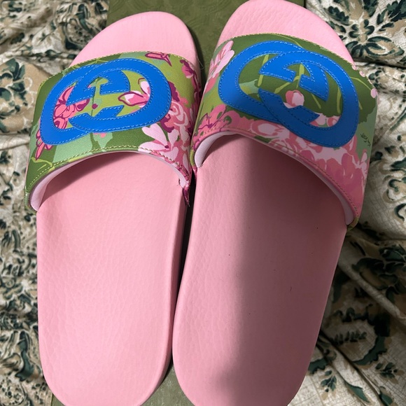 Gucci slides and they are like knew - Picture 3 of 3